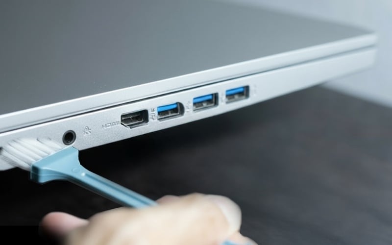 Kiểm tra và vệ sinh cổng sạc