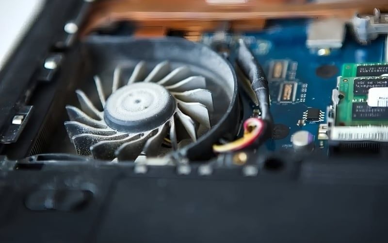 Bụi bẩn tích tụ bên trong hệ thống tản nhiệt