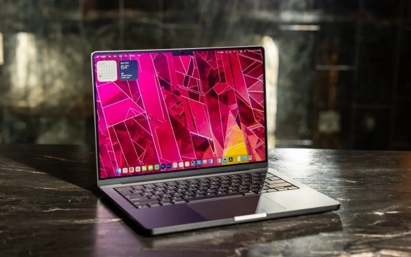 Đặt laptop lên bề mặt cứng và phẳng, tránh đặt lên giường hay nệm