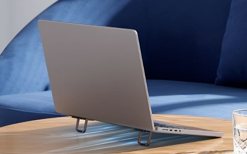 Đặt laptop lên đế tản nhiệt để tối ưu hiệu quả hoạt động của hệ thống làm mát