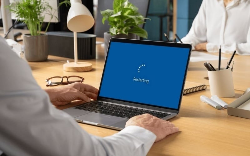 Màn hình hiển thị chữ Restarting kèm theo vòng tròn xoay đứng im bất thường