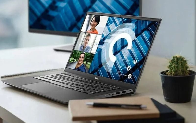 Giáo viên sử dụng laptop để soạn giáo án nhanh chóng, tiện lợi hơn