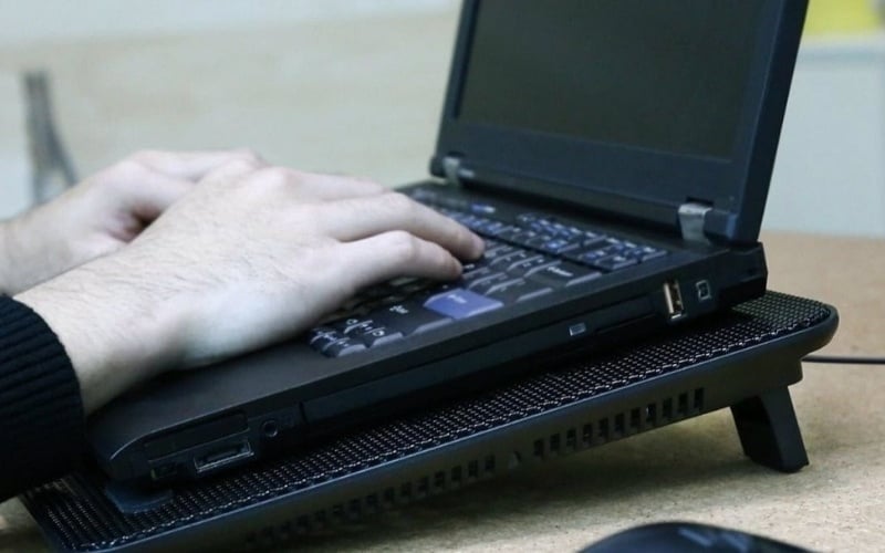 Sử dụng đế tản nhiệt khi chạy các tác vụ nặng