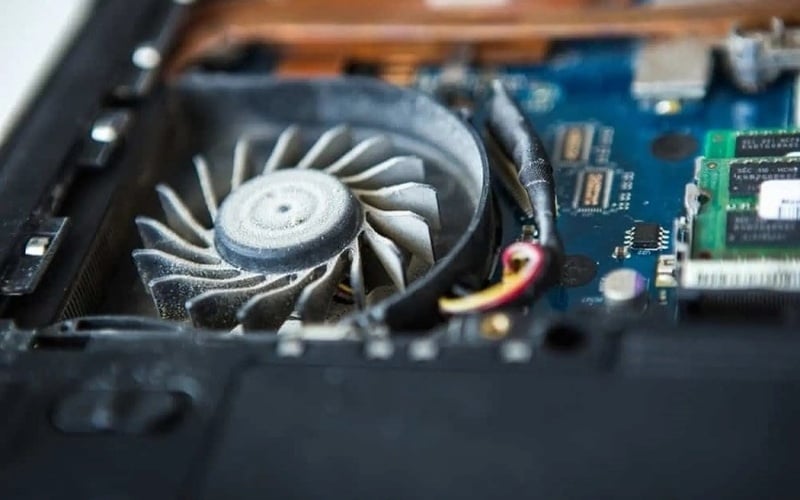 Quạt tản nhiệt bám bụi, tạo ra tiếng rè rè khi quay