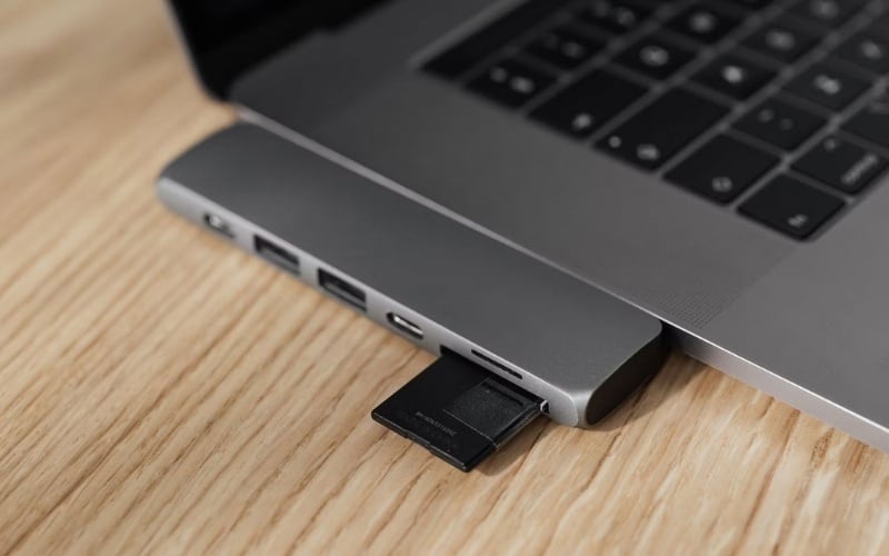 Sử dụng đầu đọc thẻ rời trên laptop