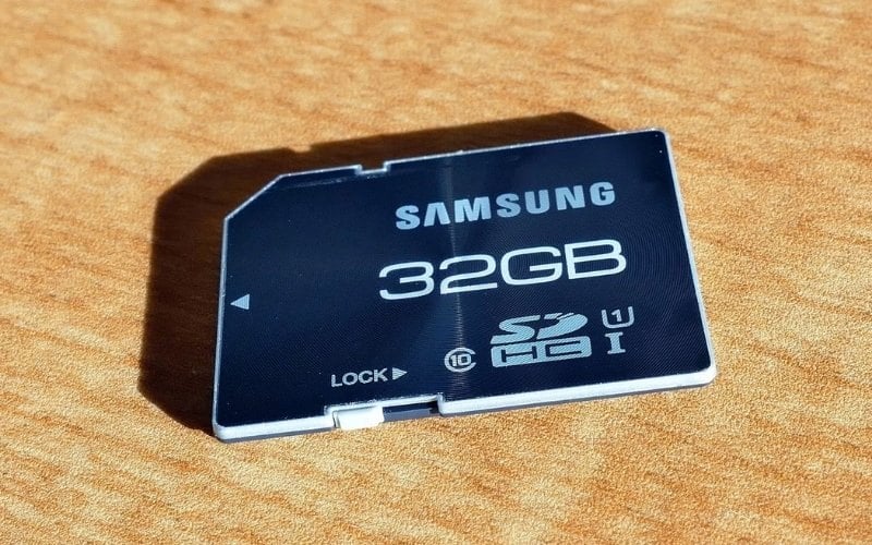 Nếu đã gạt khóa chống ghi, laptop chỉ có thể đọc chứ không thể ghi hoặc nhận diện thẻ