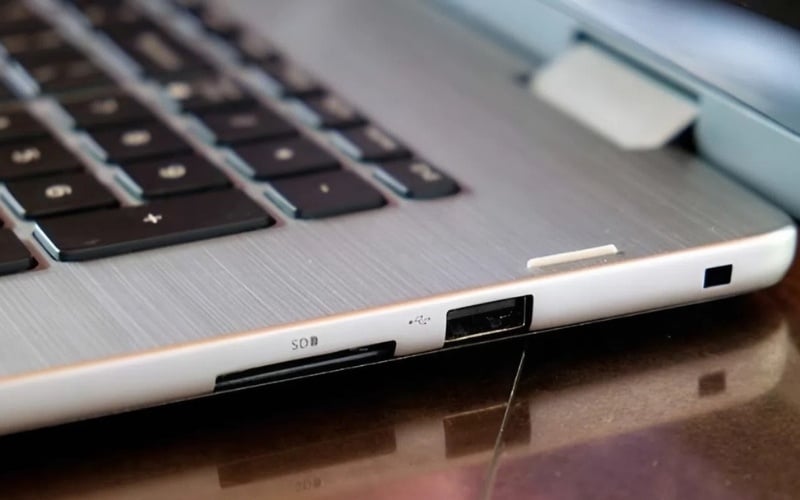 Vệ sinh khe cắm và chân tiếp xúc của thẻ nhớ