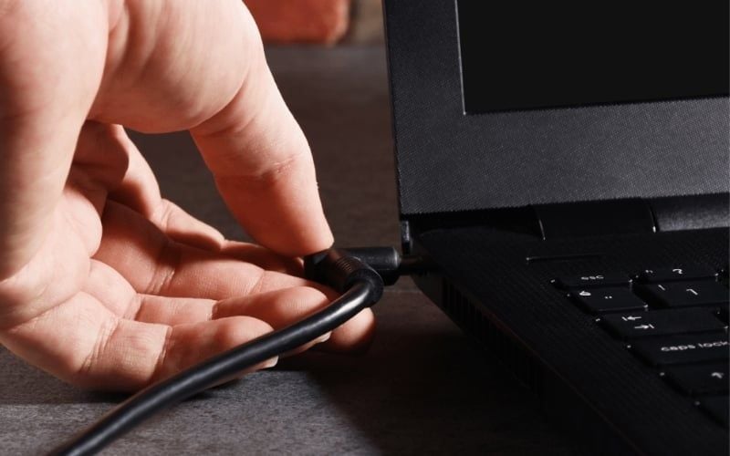 Thời gian sạc đầy pin laptop thường từ hai đến bốn giờ, tùy dung lượng