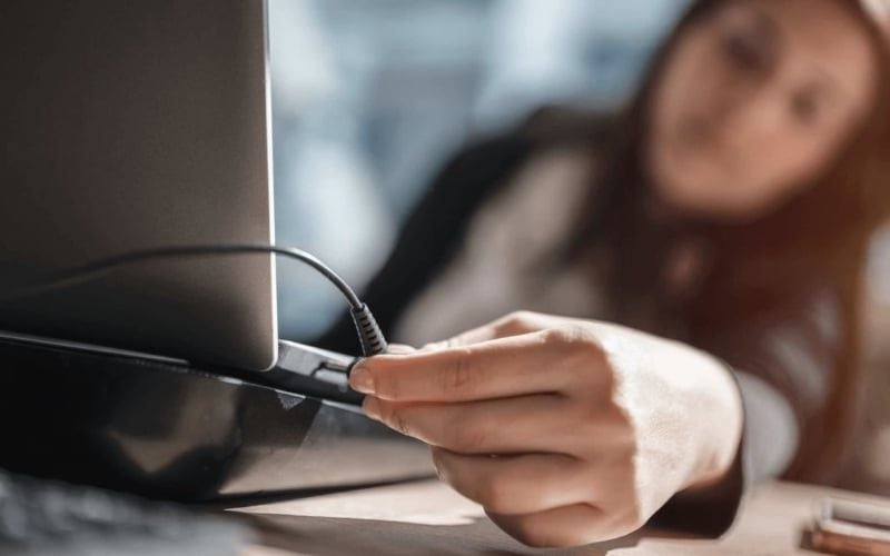 Laptop mới mua chỉ cần sạc đầy 100% và sử dụng bình thường, tránh để pin cạn