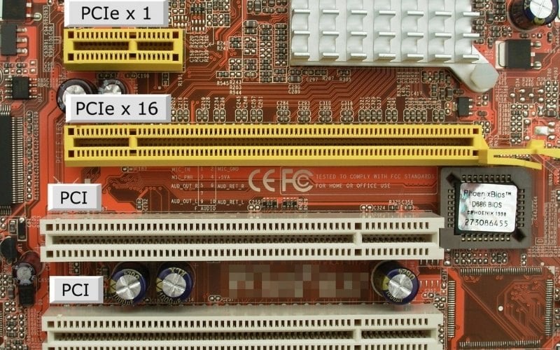 Vệ sinh phần chân cắm màu vàng và lắp lại thật chắc chắn vào khe PCI-Express