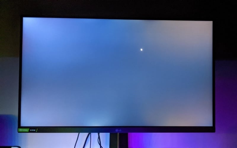 Hở sáng là tình trạng ánh sáng từ đèn nền LED xuyên qua các kẽ hở giữa khung viền và tấm nền