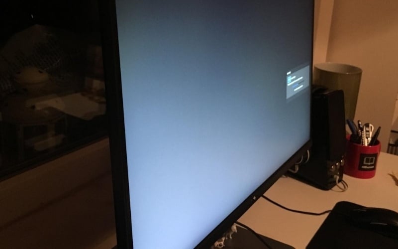 IPS Glow thường xuất hiện ở 4 góc màn hình