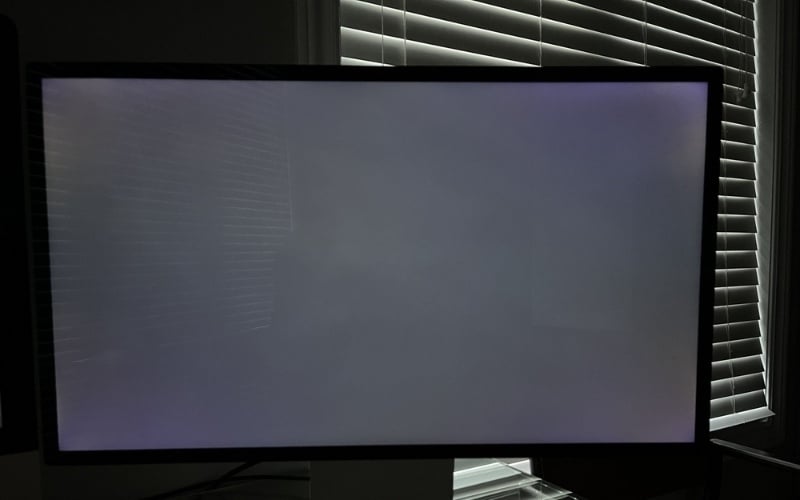 Tắt hết đèn trong phòng để tạo môi trường tối tối đa