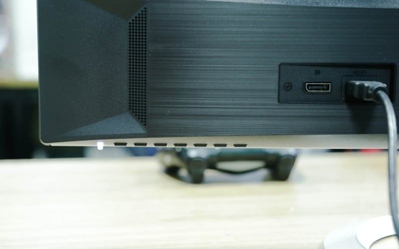 Dữ liệu hình ảnh bắt đầu từ GPU đi qua cáp kết đến màn hình