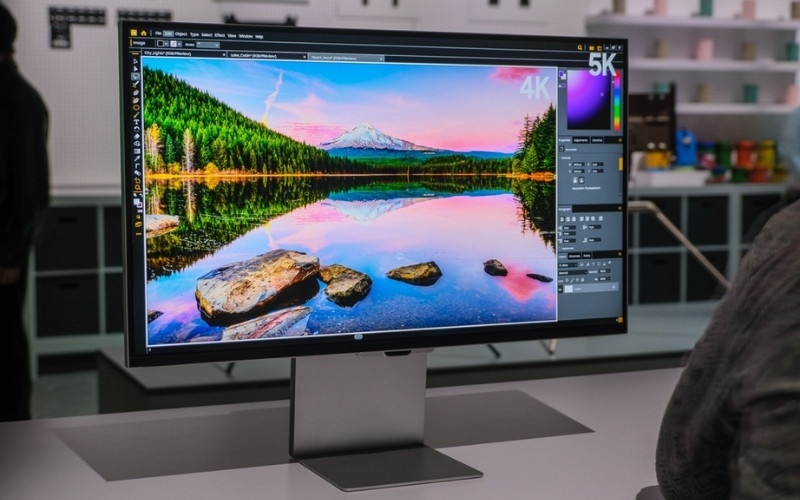 Đặt màn hình cách mắt khoảng 50 - 70cm, tâm màn hình thấp hơn tầm mắt một chút