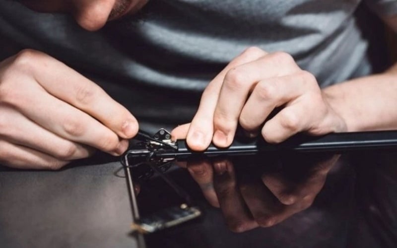 Tự ý tháo lắp laptop khi không có chuyên môn, dụng cụ có thể gây hư hỏng nghiêm trọng