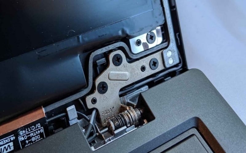 Cáp màn hình bị lỏng, tiếp xúc kém hoặc đứt gãy có thể gây ra hiện tượng màn hình bị đỏ