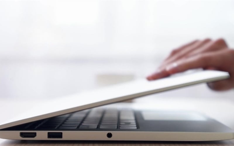 Luôn mở và gập màn hình từ vị trí chính giữa cạnh trên để lực phân bổ đều