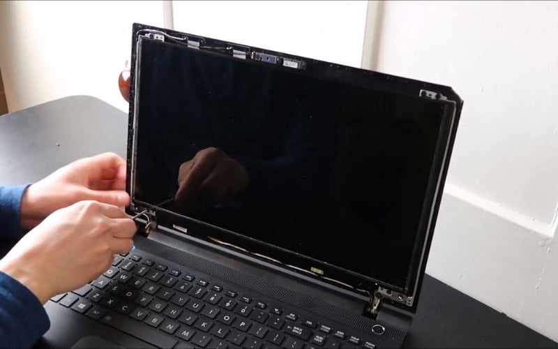 Thay thế cáp màn hình mới nếu phát hiện dấu hiệu gãy, dập