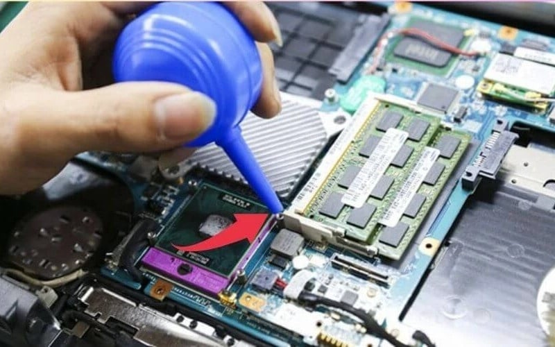 Sử dụng thổi bụi chuyên dụng để làm sạch khe cắm trên Mainboard