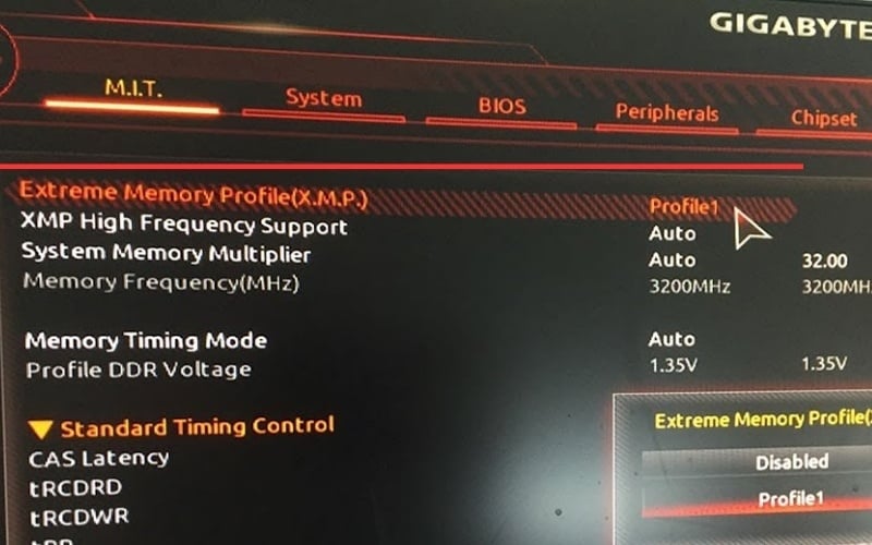 Bật Extreme Memory Profile trong BIOS và chọn Profile 1
