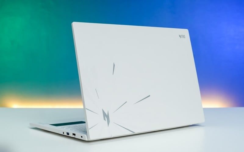 Acer Nitro Lite 16 sở hữu thiết kế tối giản, màu trắng tinh tế cùng vỏ nhựa cứng cáp
