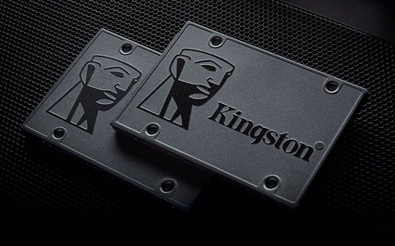 SSD Kingston chuẩn SATA III 2.5 inch giá rẻ, dễ lắp, tốc độ khoảng 550MB/s, phù hợp với máy cũ