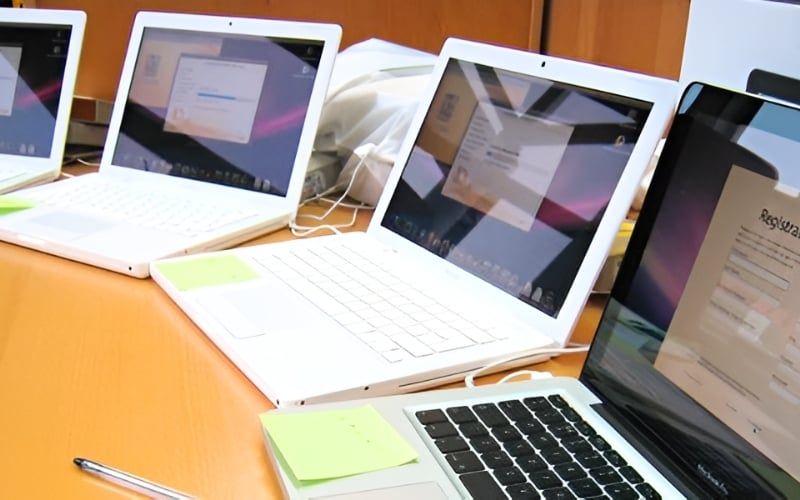 Màn hình gương là màn có bề mặt bóng, cho hình ảnh trong và sâu