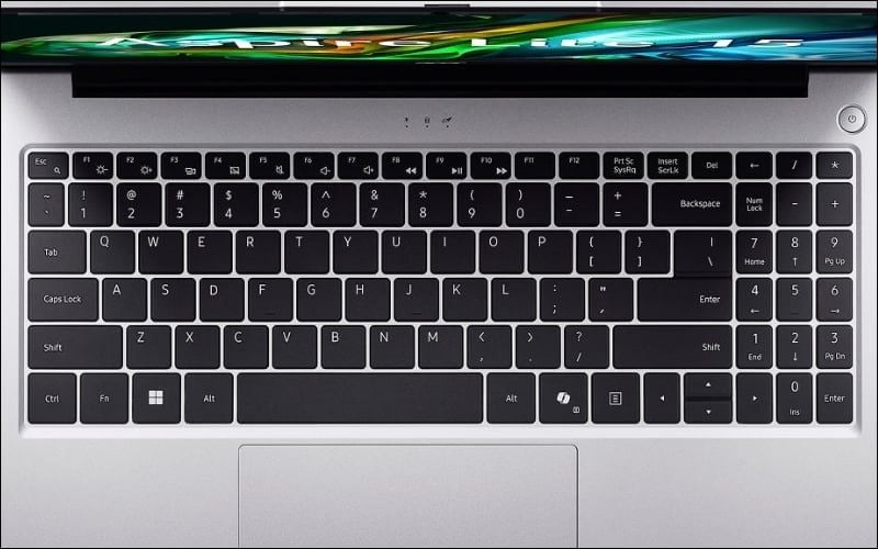 Bàn phím full-size gõ tốt, có numpad, hành trình ổn và hỗ trợ nhập liệu nhanh