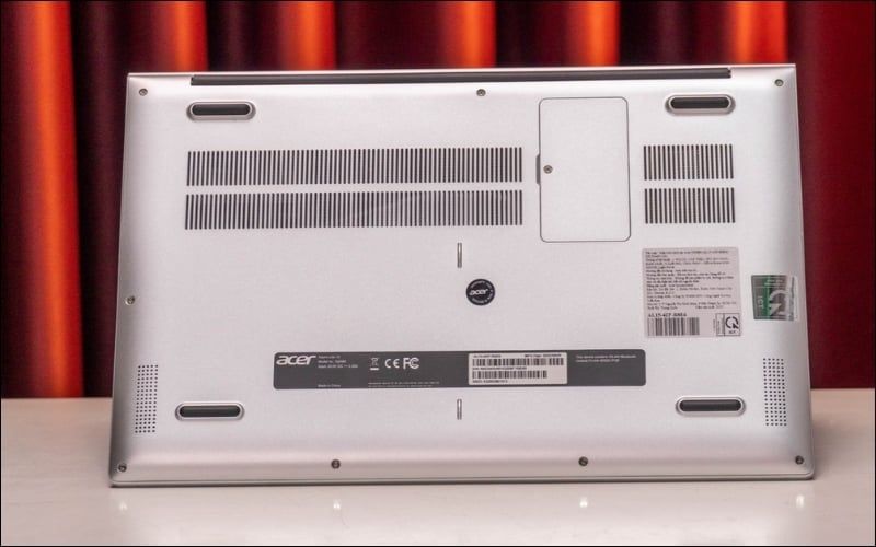 Máy tản nhiệt tốt, kê tay mát, nhiệt tập trung gần khe thoát gió khi chạy tác vụ nặng