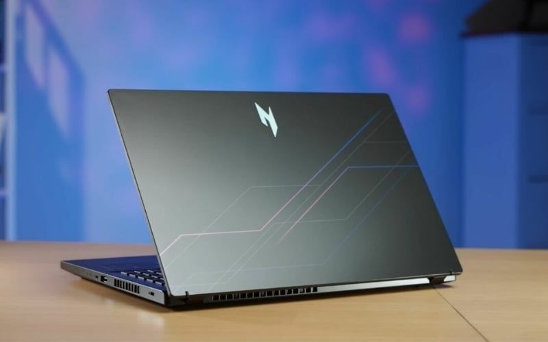 Vỏ nhựa cứng cáp, ít bám vân tay, laptop nặng ~2.1kg, phù hợp mang theo hằng ngày