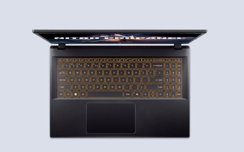 Máy sử dụng layout fullsize, tích hợp cụm phím số tiện lợi cho việc nhập liệu