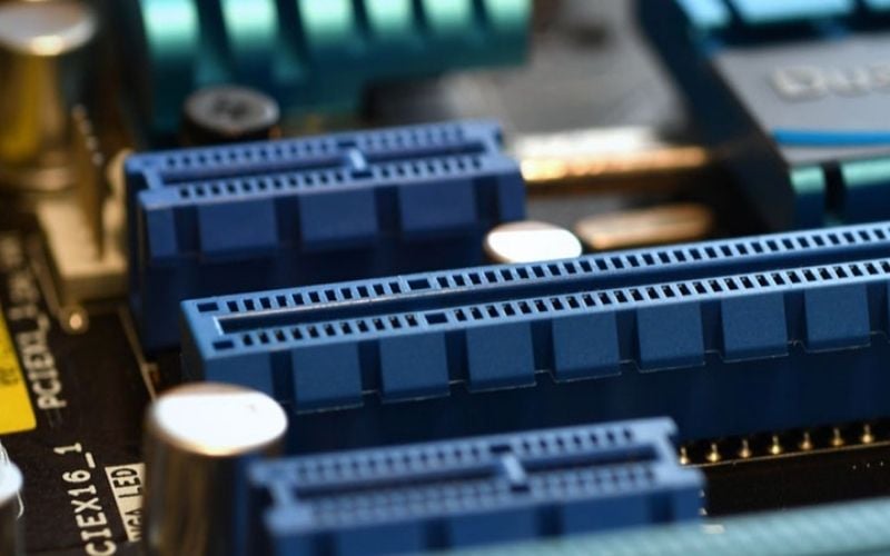 PCIe là chuẩn kết nối tốc độ cao, liên kết GPU, SSD, card mạng với bo mạch chủ để truyền dữ liệu nhanh chóng