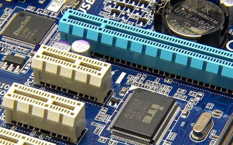PCIe hỗ trợ cắm card nhỏ vào khe lớn hơn nhưng tốc độ luôn giới hạn bởi số lane thấp nhất