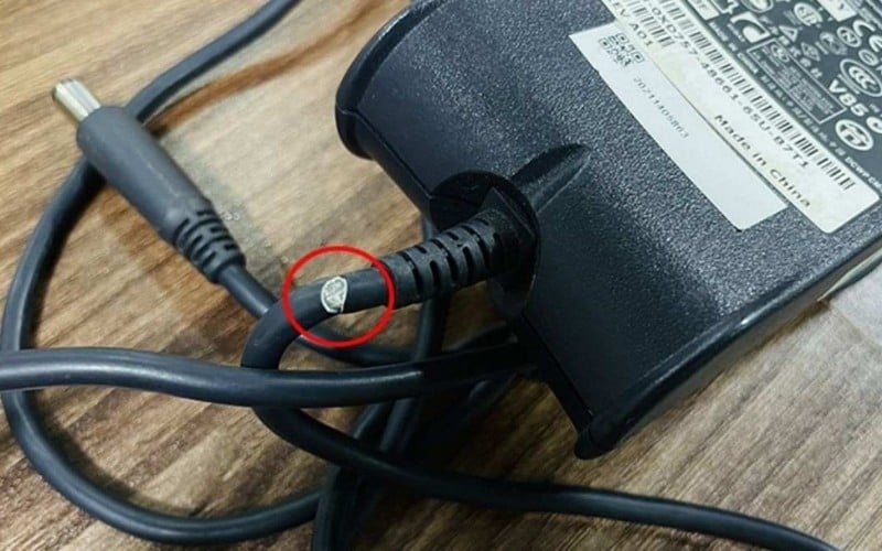 Bộ sạc hoặc dây sạc bị đứt ngầm sẽ không cung cấp đủ nguồn điện ổn định