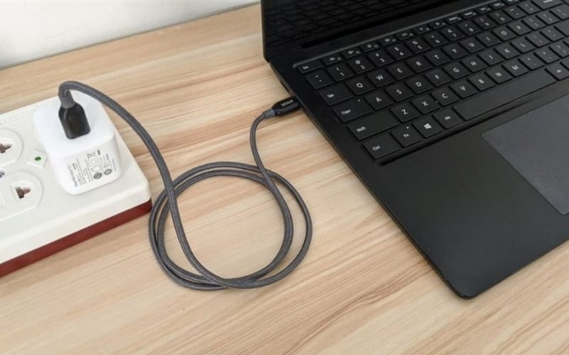 Kiểm tra bộ sạc, dây sạc và cổng kết nối