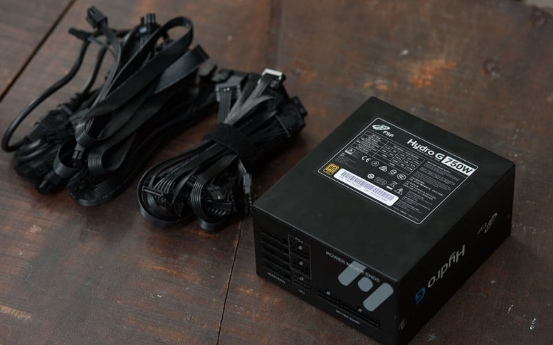 Bạn nên chọn PSU có công suất cao hơn mức khuyến nghị khoảng 100W