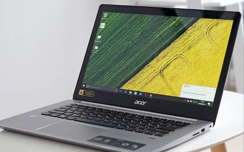 Do thiết kế mỏng nhẹ, người dùng cần thêm hub chuyển đổi để kết nối thiết bị ngoại vi