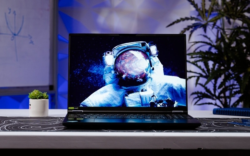 Độ phủ màu rộng 100% sRGB phù hợp với nhu cầu cơ bản