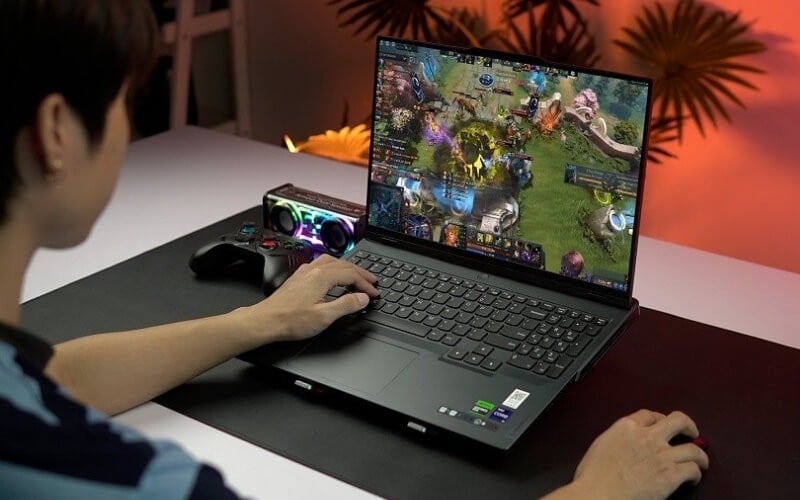 Ưu tiên vi xử lý Intel Core Ultra dòng HX hoặc AMD Ryzen AI thế hệ mới