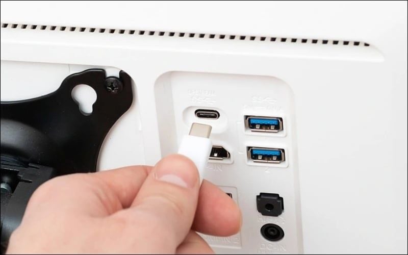 Cổng Type-C trên màn hình là chuẩn kết nối đa năng với nhiều công nghệ tiên tiến