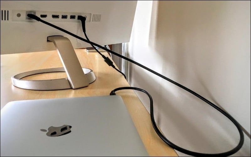 Cổng Type-C với USB Power Delivery hỗ trợ sạc laptop một cách tiện lợi