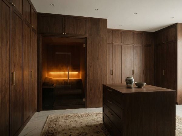 Thiết kế phòng xông hơi khô giấu kín tinh tế bên trong hệ tủ quần áo walk-in closet.