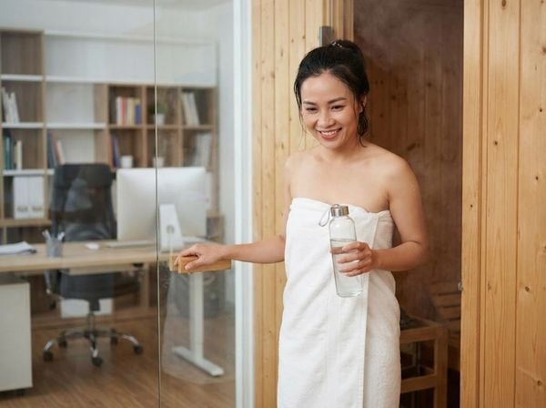 Nữ doanh nhân Việt Nam tươi tắn, tràn đầy năng lượng sau khi xông hơi, sẵn sàng làm việc.