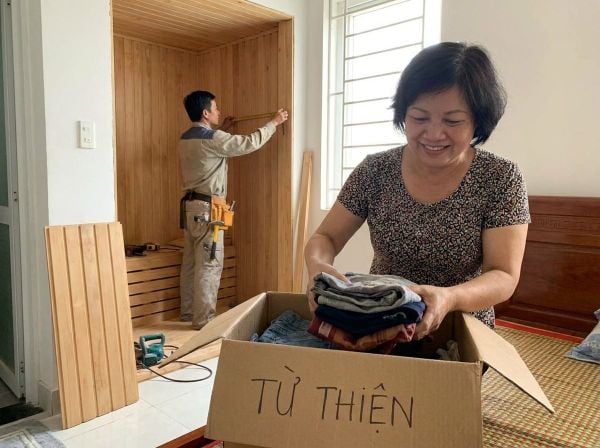 Dọn dẹp và thanh lý quần áo cũ làm từ thiện để nhường chỗ lắp đặt phòng xông hơi chăm sóc sức khỏe.