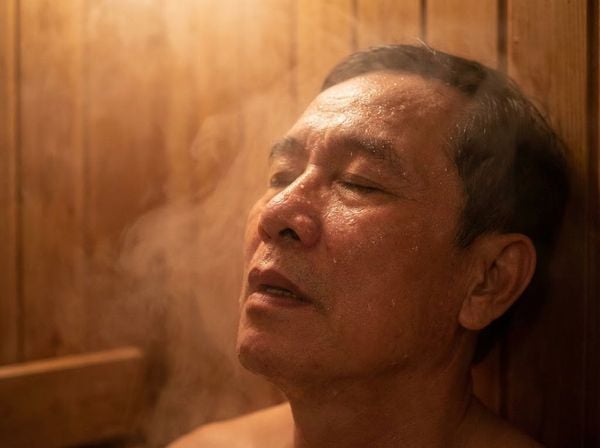 Người đàn ông Việt Nam xông hơi đổ mồ hôi để thải độc rượu bia sau Tết.