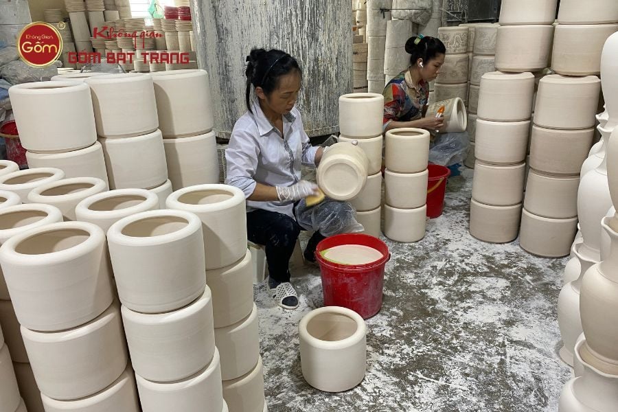 tho-thu-cong-dang-kiem-tra-chat-luong-phoi