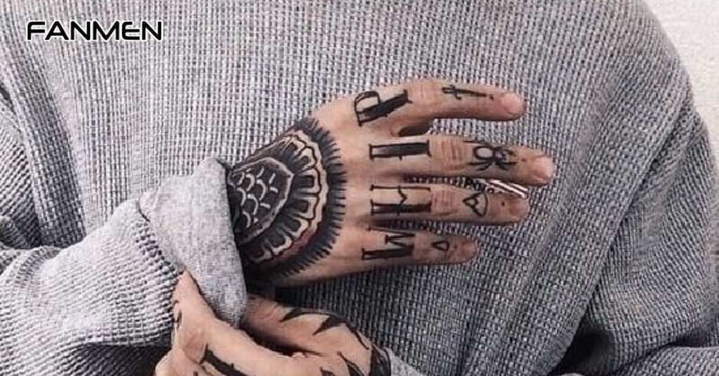 Hình xăm chữ ở mu bàn tay và ngón tay cho nam 4