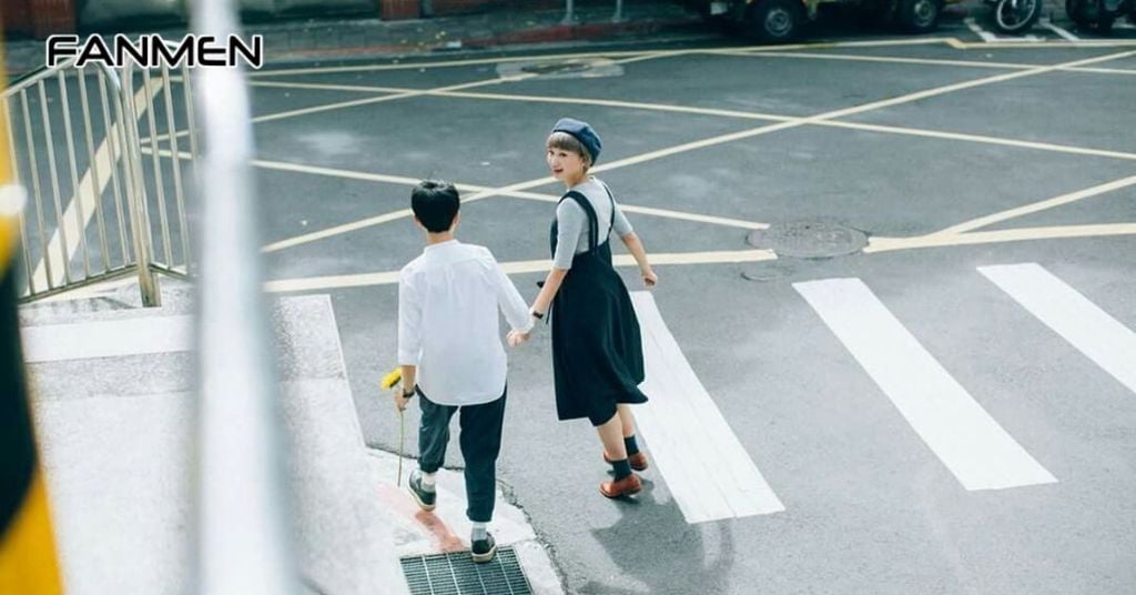 Cảm giác vui vẻ, thích thú nhưng thận trọng