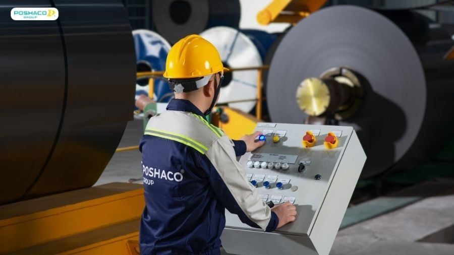 Dây chuyền cuộn tôn mạ và panel mái cách nhiệt cao cấp bền bỉ trong nhà máy sản xuất khép kín.